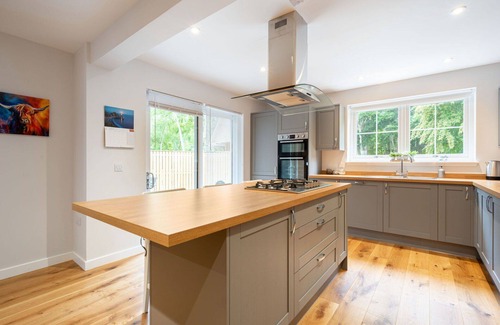 Drumnadrochit House | Wonderful private villa for 8 guests with WIFI, TV, patio, pets allowed and parking