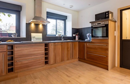 Surville House | Wonderful private villa for 4 guests with WIFI, TV, terrace, pets allowed and parking