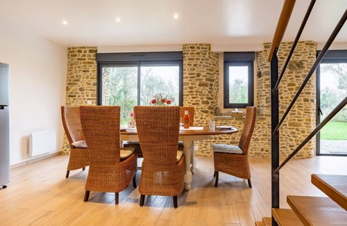 Surville House | Wonderful private villa for 4 guests with WIFI, TV, terrace, pets allowed and parking
