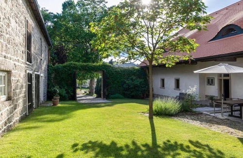 Clunek House | Wonderful private villa for 8 people with WIFI, patio, pets allowed and parking