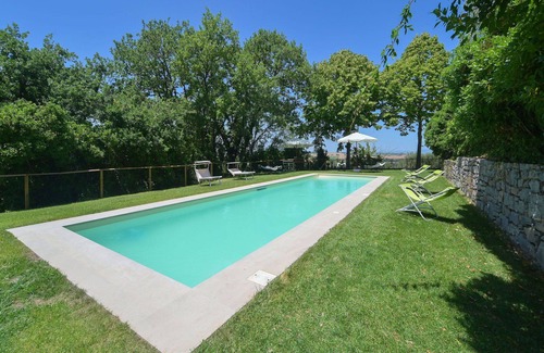 Paciano Villa | Wonderful private villa for 8 guests with private pool, hot tub, WIFI, TV, balcony and pets allo.