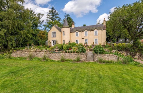Kirriemuir Villa | Wonderful private villa for 10 people with WIFI, patio, panoramic view and parking
