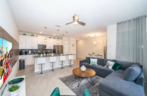 Four Corners Ski Chalet | Wonderful Townhouse 4Beds/3Bath/Pool/18Min From Disney