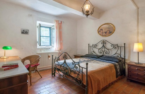 Monteguiduccio House | Wonderful vacation home in historical flair.