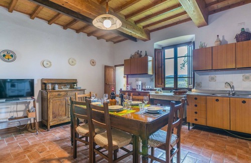 Radda in Chianti Villa | Wonderful villa for 6 guests with WIFI, TV, terrace, pets allowed, panoramic view and parking