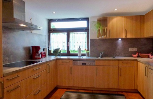 Huefingen House | Wonderful villa for 6 guests with WIFI, TV, patio, pets allowed and parking