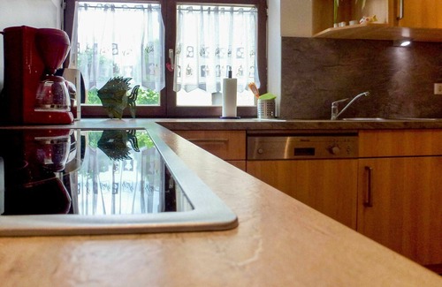 Huefingen House | Wonderful villa for 6 guests with WIFI, TV, patio, pets allowed and parking