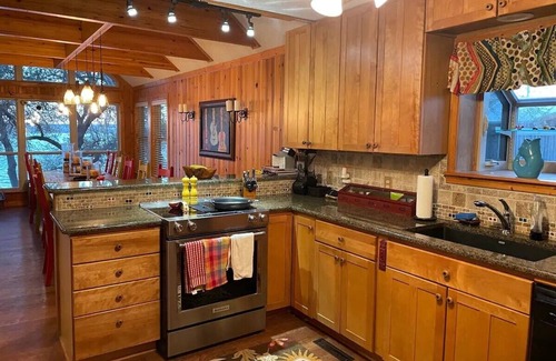 Graford House | Wonderful WATERFRONT lake house for 14 guests!