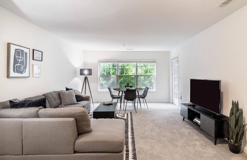 Woburn Apartment | Wonderful Woburn 2BR w/In-Unit W/D, close to Restaurants, by Blueground