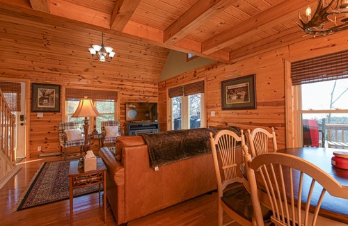 Bostic Cabin | Wonderfully Cozy Mountainside Log Cabin