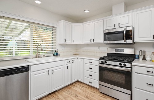 Troutdale House | Wonderfully Updated, Pet Friendly, Open Layout, Pool Table, BBQ, Next to Edgefield Golf and Concerts