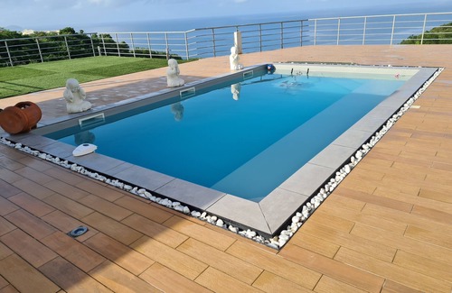 Case-Pilote Apartment | Wonm apartment with swimming pool & sea view