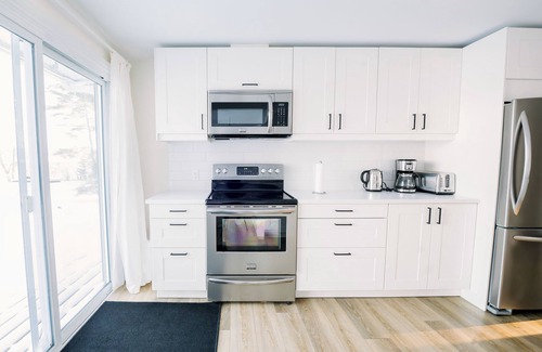 Conquerall Bank House | Wood-Fired Sauna on The Water, Sleeps 8 – Private Waterfront!
