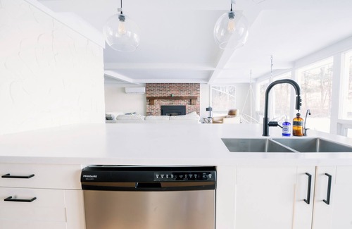 Conquerall Bank House | Wood-Fired Sauna on The Water, Sleeps 8 – Private Waterfront!
