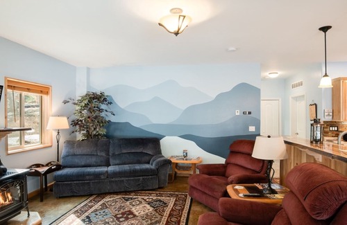 Sandpoint Apartment | Wooded Heights River Retreat with Hot Tub/Pet friendly