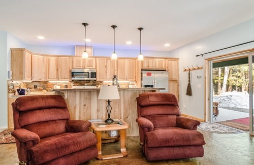 Sandpoint Apartment | Wooded Heights River Retreat with Hot Tub/Pet friendly