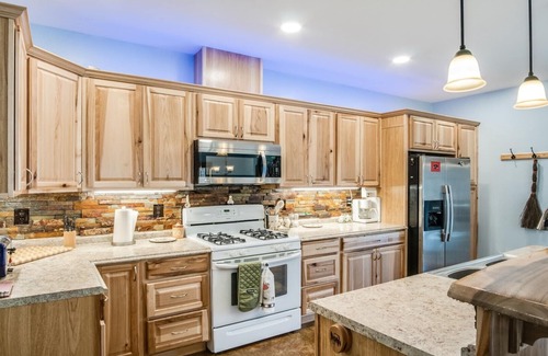 Sandpoint Apartment | Wooded Heights River Retreat with Hot Tub/Pet friendly