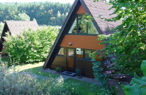 Machtlos House | Wooden bungalow with a terrace in a wooded area
