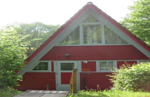 Machtlos House | Wooden bungalow with a terrace in a wooded area