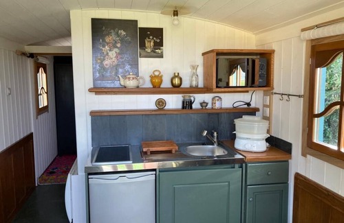 Morlanne Cabin | Wooden caravan, unusual accommodation for 2