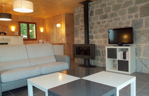 Le Malzieu-Forain Ski Chalet | Wooden chalet house on enclosed land