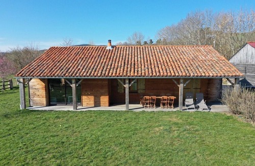 Le Malzieu-Forain Ski Chalet | Wooden chalet house on enclosed land