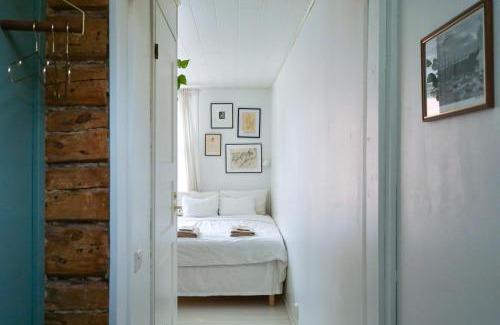 Keskinen District Apartment | Wooden house studio with shared garden