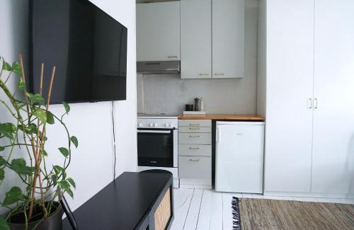 Keskinen District Apartment | Wooden house studio with shared garden