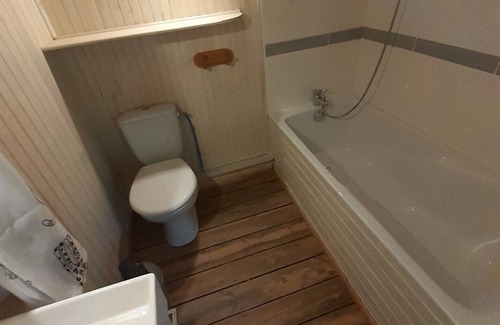 Fosses-et-Baleyssac Cabin | Wooden lodge with terrace and swimming pool in a green setting