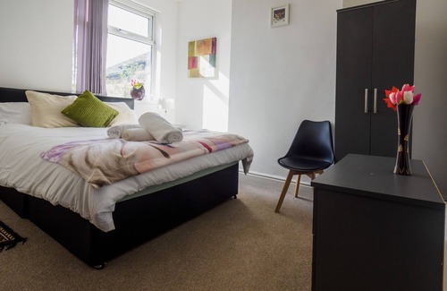 Stoke-on-Trent Apartment | WoodHus Lodge Large Double Room 3
