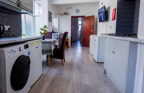 Stoke-on-Trent Apartment | WoodHus Lodge Lovely Specious Room 5