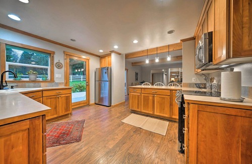 Woodinville House | Woodinville Home w/ Furnished Deck & Fire Pit