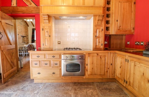 South Wingfield Cottage | WOODLAND LODGE, pet friendly, with hot tub in South Wingfield