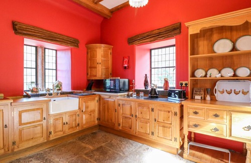 South Wingfield Cottage | WOODLAND LODGE, pet friendly, with hot tub in South Wingfield