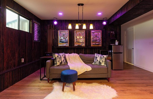 South Hill Apartment | Woodland Retreat for Two: Dog-Friendly with Arcade Vibes in Peaceful Puyallup