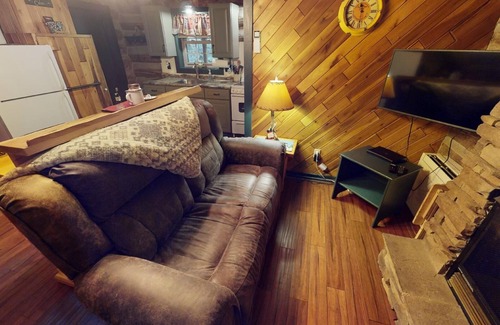Laurelville Cabin | Woodland view-Green Log Cabin