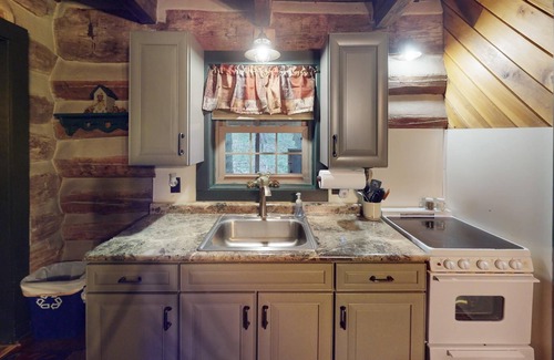 Laurelville Cabin | Woodland view-Green Log Cabin