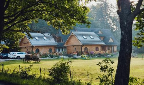 Bydlino House | Woodorf drewnem usłane - domki z bala nad rzeką Słupią wśród pól i lasów z chatą grillową, ogniskiem i placami zabaw dla dzieci -Royal Red House z jacuzzi i ogrodzonym extra ogródkiem dla piesków, Royal Green House - bez jacuzzi