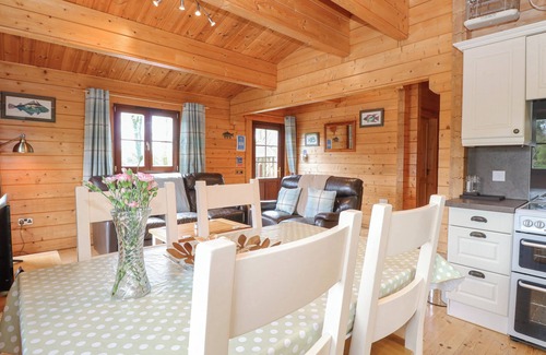 Badwell Ash Cottage | WOODPECKER LODGE, romantic, with hot tub in Badwell Ash