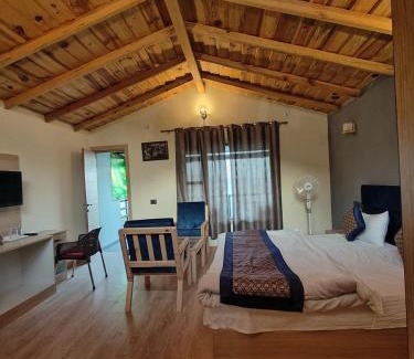 Mukteshwar Hotel | Woodpecker nest by lake & woods