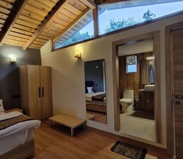 Mukteshwar Hotel | Woodpecker nest by lake & woods