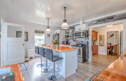 Bamfield Cabin | Woods End Landing