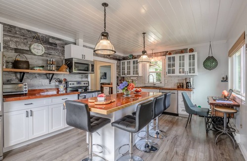 Bamfield Cabin | Woods End Landing