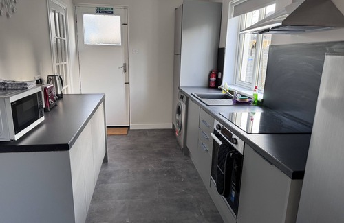 Glenrothes House | Woodside Road - sleeps 5 guests in 4 bedrooms