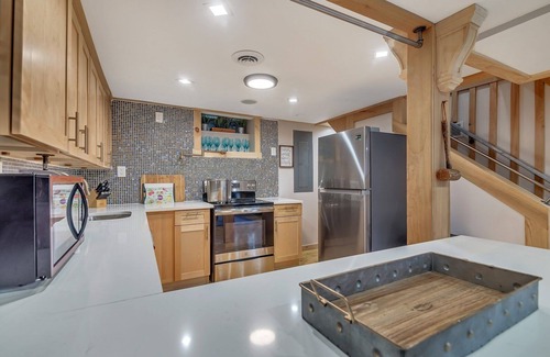 East Stroudsburg Cabin | WOODSY RETREAT ★ FAMILY FRIENDLY ★ HOT TUB, A/C, CLOSE 2 SKI, POOL