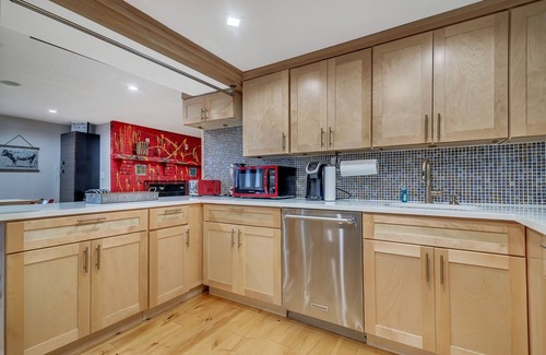 East Stroudsburg Cabin | WOODSY RETREAT ★ FAMILY FRIENDLY ★ HOT TUB, A/C, CLOSE 2 SKI, POOL