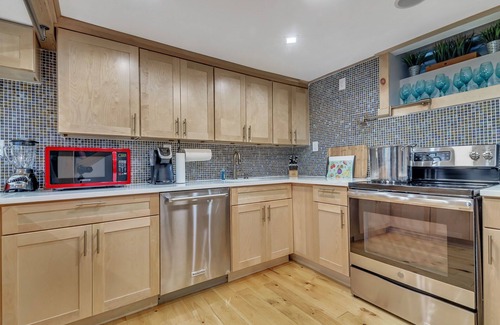 East Stroudsburg Cabin | WOODSY RETREAT ★ FAMILY FRIENDLY ★ HOT TUB, A/C, CLOSE 2 SKI, POOL