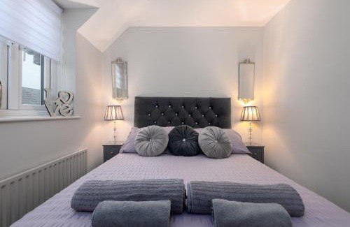 Worcester House | WORCESTER Fabulous Cherry Tree Mews self check in dogs welcome by prior arrangement , 2 double bedrooms ,super fast Wi-Fi, with free off road parking for 2 vehicles near Royal Hospital and woodland walks