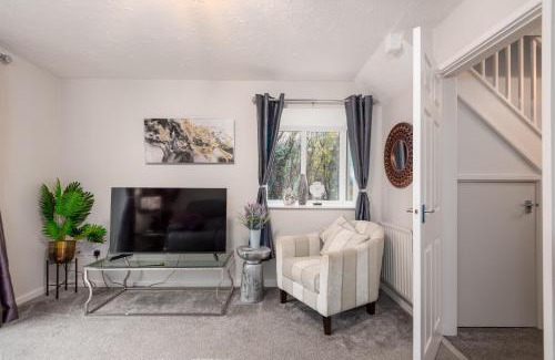 Worcester House | WORCESTER Fabulous Cherry Tree Mews self check in dogs welcome by prior arrangement , 2 double bedrooms ,super fast Wi-Fi, with free off road parking for 2 vehicles near Royal Hospital and woodland walks