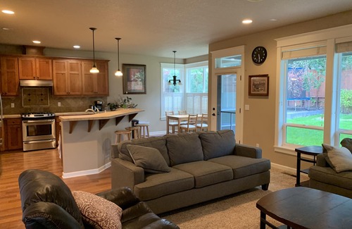 Cedar Hills House | Work or Play 5B retreat.Great Location near Nike, 15mins to downtown